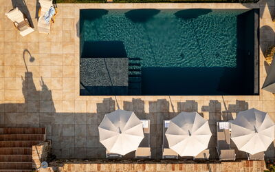 Casale Isidoro: Schwimmbad, Verbundwerkstoff, Gartenmöbel, Sonnenliege, Schatten, Water Feature, Hartholz, Flagstone, Fliese, Hof