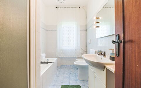 Celeste: Flooring, Badezimmer, Wand, Fussboden, Interior Design, Armatur, Decke, Bad Sink, Installation, Beleuchtung