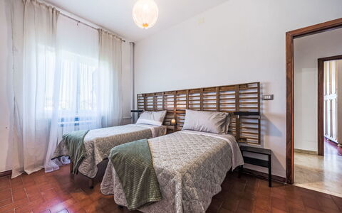 Celeste: Bett, Interior Design, Flooring, Fussboden, Schlafzimmer, Holz, Bettdecke, Möbel, Bedding, Decke