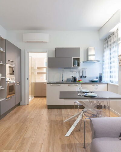 Vittoria Suite: Möbel, Interior Design, Flooring, Fussboden, Küche, Holz, Cabinetry, Countertop, Stuhl, Decke