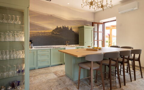 Villa Leone Reale: Möbel, Interior Design, Holz, Flooring, Countertop, Küche, Cabinetry, Decke, Beleuchtung, Fussboden