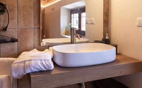 Villa Leone Reale: Badezimmer, Interior Design, Armatur, Wand, Flooring, Bad Sink, Sinken, Zapfhahn, Fussboden, Möbel