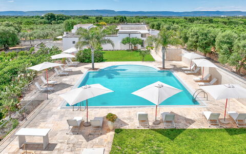 Masseria Lamagrotte By Raro Rooms: Schwimmbad, Resort, Estate, Eco Hotel, Hazienda, Schatten, Sonnenliege, Gartenmöbel, Regenschirm, Villa