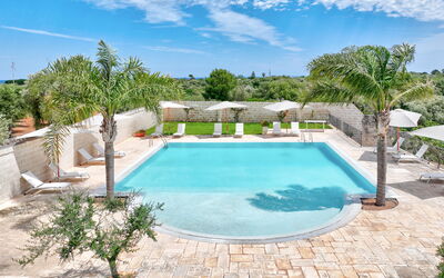 Masseria Lamagrotte by Raro Rooms: Schwimmbad, Gartenmöbel, Resort, Regenschirm, Sonnenliege, Verbundwerkstoff, Eco Hotel, Thermae, Schatten, Water Feature