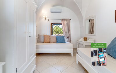 Suite Azalea by Raro Rooms - Masseria Lamagrotte: Interior Design, Fussboden, Flooring, Möbel, Decke, Design, Wohnzimmer, Couch, Kissen
