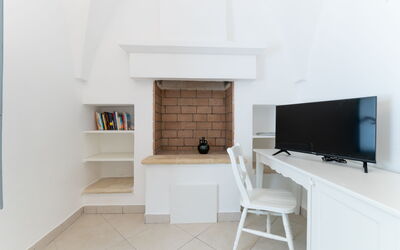 Suite Begonia by Raro Rooms - Masseria Lamagrotte: Interior Design, Flooring, Möbel, Fussboden, Decke, Zimmer, Wohnung, Wohnzimmer, Stuhl, Formen