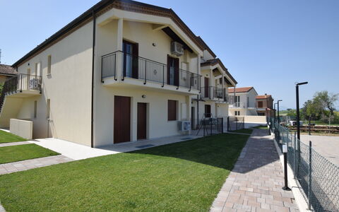 Casa In Collina: Fassade, Wohngebiet, Zuhause, Haus, Tür, Balkon, Estate, Schatten, Vorort, Veranda
