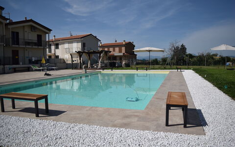 Casa In Collina: Schwimmbad, Gartenmöbel, Wohngebiet, \Stadt, Resort, Verbundwerkstoff, Freizeit, Schatten, Estate, Sonnenliege