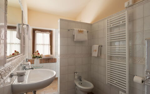 Villa Anna: Interior Design, Möbel, Flooring, Fussboden, Armatur, Decke, Zimmer, Badezimmer, Beleuchtung, Bad Sink