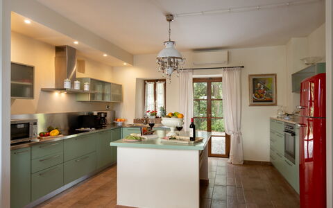 Villa Anna: Möbel, Küche, Countertop, Interior Design, Cabinetry, Küchengerät, Flooring, Holz, Fussboden, Decke