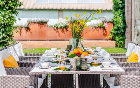 Villa Anna: Möbel, Tabelle, Geschirr, Stuhl, Tischdecke, Essen, Tisch Im Freien, Gartenmöbel, Obst, Dishware
