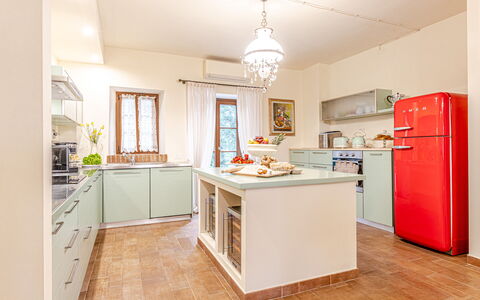 Villa Anna: Küchengerät, Küche, Countertop, Interior Design, Cabinetry, Möbel, Major Appliance, Flooring, Holz, Fussboden
