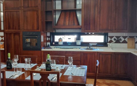 Villa Ginevra: Möbel, Flooring, Interior Design, Holz, Cabinetry, Fussboden, Beleuchtung, Light Fixture, Küche, Countertop