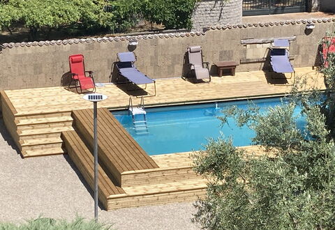 Villa Ginevra: Schwimmbad, Holz, Gartenmöbel, Verbundwerkstoff, Sonnenliege, Freizeit, Schatten, Garten, Resort, Holzbeize