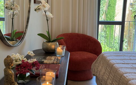 Ai Cantici: Möbel, Interior Design, Wand, Zimmer, Beleuchtung, Zuhause, Textil, Bilderrahmen, Dekokissen, Fussboden