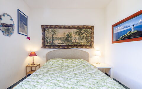 Attico Marino: Bett, Möbel, Schlafzimmer, Interior Design, Wand, Fussboden, Bedding, Bettdecke, Flooring, Holz