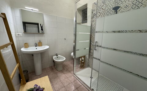 Il Cervo In Città: Badezimmer, Armatur, Flooring, Fussboden, Interior Design, Toilette, Bad Sink, Installation, Sinken, Zapfhahn