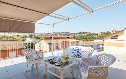 Sopraloreto Apartment: Möbel, Gartenmöbel, Stuhl, Verbundwerkstoff, Schatten, Balkon, Markise, Wohnung, Tisch Im Freien, Regenschirm