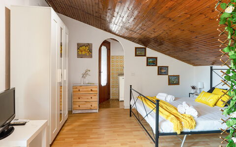 Sopraloreto Apartment: Möbel, Interior Design, Bett, Fussboden, Flooring, Schlafzimmer, Zimmer, Holz, Decke, Bedding