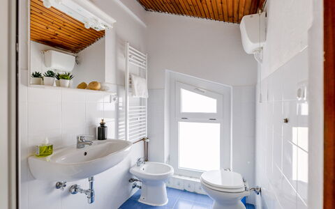 Sopraloreto Apartment: Armatur, Flooring, Fussboden, Interior Design, Badezimmer, Sinken, Toilette, Zimmer, Zapfhahn, Toilleten Sitz