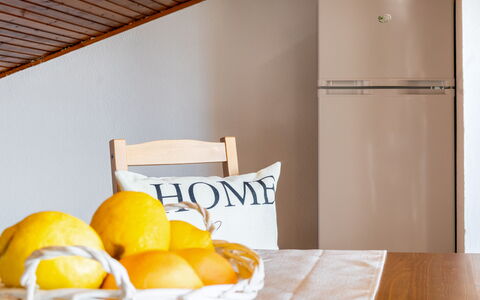Sopraloreto Apartment: Möbel, Interior Design, Küchengerät, Zimmer, Major Appliance, Haushaltsgerät, Cabinetry, Holzbeize, Hartholz, Kühlschrank