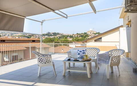 Sopraloreto Apartment: Möbel, Stuhl, Balkon, Gartenmöbel, Schatten, Outdoor Struktur, Markise, Regenschirm, Zimmerpflanze, Tisch Im Freien
