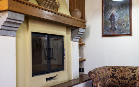 Country Historical House Lucca: Holz, Interior Design, Flooring, Möbel, Fussboden, Zimmer, Bilderrahmen, Wohnzimmer, Feuerstelle, Holzbeize