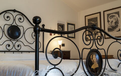 Country Historical House Lucca: Interior Design, Schlafzimmer, Bettrahmen, Bett, Eisen, Metall, Bedding, Bettdecke, Hartholz