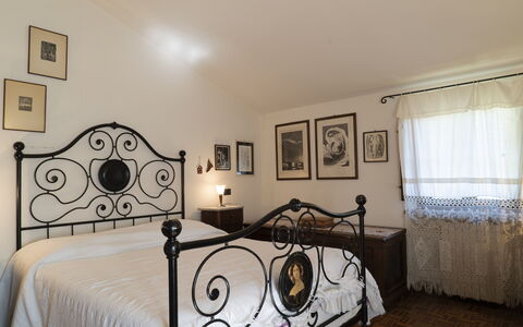 Country Historical House Lucca: Bett, Möbel, Schlafzimmer, Interior Design, Flooring, Bedding, Fussboden, Bettdecke, Decke, Linens