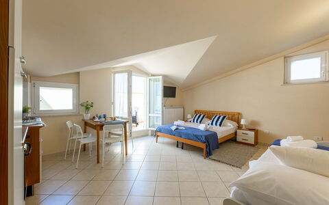 Sweet Conero: Fussboden, Interior Design, Flooring, Möbel, Decke, Zimmer, Wohnung, Schlafzimmer, Stuhl, Bett