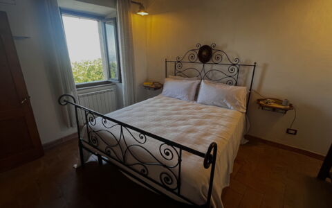 Appartamento Del Mercato: Schlafzimmer, Bett, Flooring, Fussboden, Möbel, Bedding, Bettdecke, Interior Design, Bettrahmen, Linens