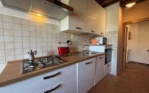 Appartamento Del Mercato: Küche, Countertop, Küchengerät, Spüle, Flooring, Major Appliance, Holz, Cabinetry, Interior Design, Herd
