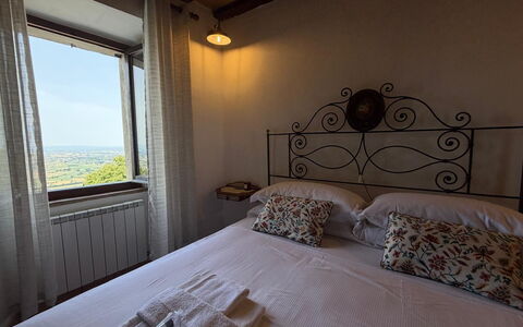 Appartamento Del Mercato: Schlafzimmer, Bett, Bedding, Bettdecke, Bettrahmen, Linens, Lampe, Bilderrahmen