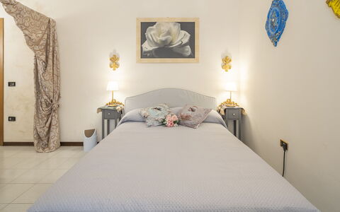 Casa Gioia In Lucca: Bett, Möbel, Bedding, Schlafzimmer, Bettdecke, Interior Design, Wand, Linens, Holz, Fussboden