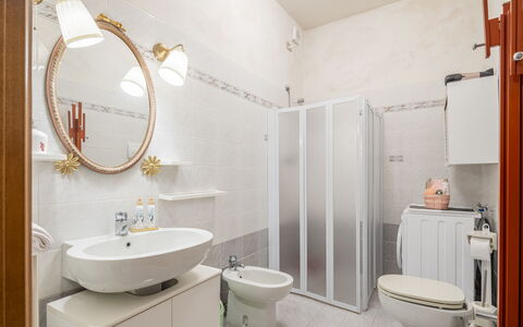 Casa Gioia In Lucca: Interior Design, Flooring, Fussboden, Zimmer, Armatur, Decke, Möbel, Beleuchtung, Badezimmer, Zuhause