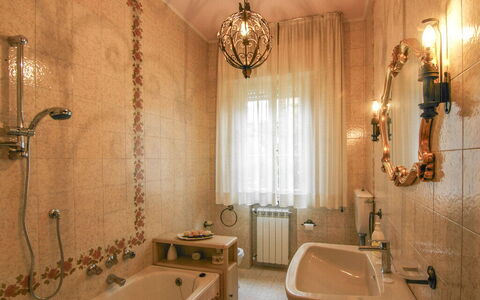 Butterfly Apartment In Lucca: Badezimmer, Armatur, Interior Design, Flooring, Bad Sink, Fussboden, Zapfhahn, Installation, Beleuchtung, Spiegel
