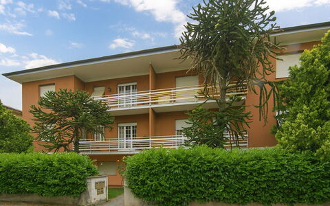 Butterfly Apartment In Lucca: Strauch, Wohngebiet, Wohnung, Balkon, Estate, Garten, Garten, Rasen, Eigentumswohnung, Schatten