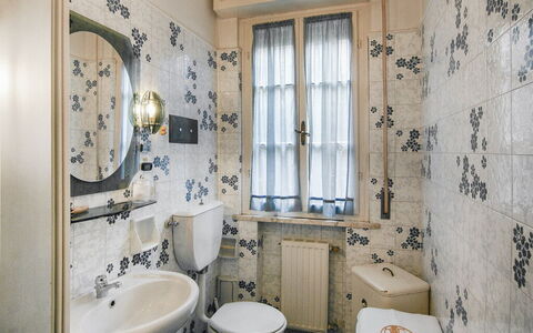 Butterfly Apartment In Lucca: Flooring, Fussboden, Interior Design, Tür, Armatur, Fliese, Zimmer, Badezimmer, Installation