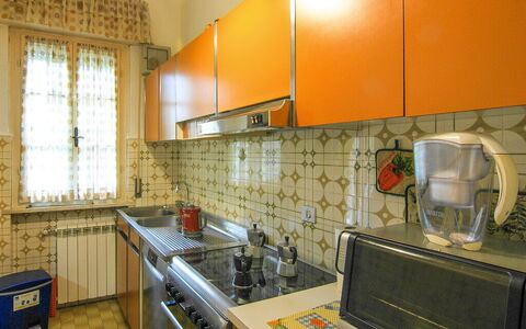 Butterfly Apartment In Lucca: Küche, Countertop, Küchengerät, Major Appliance, Spüle, Interior Design, Flooring, Cabinetry, Herd, Beleuchtung