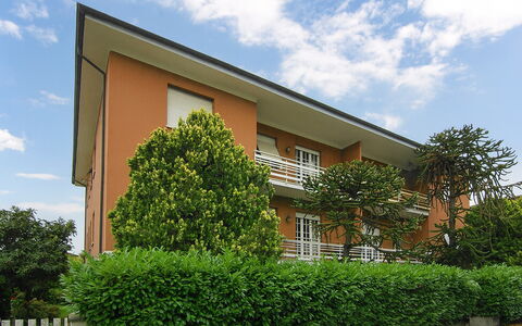 Butterfly Apartment In Lucca: Strauch, Wohngebiet, Hecke, Garten, Estate, Rasen, Garten, Schatten, Landscaping, Hazienda