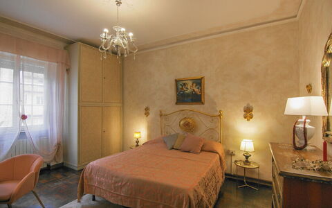 Butterfly Apartment In Lucca: Möbel, Interior Design, Bett, Schlafzimmer, Wand, Fussboden, Flooring, Bettdecke, Zimmer, Holz