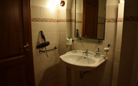 Oasi Della Pergola: Bad Sink, Armatur, Sinken, Badezimmer, Zapfhahn, Interior Design, Flooring, Installation, Fussboden, Spiegel