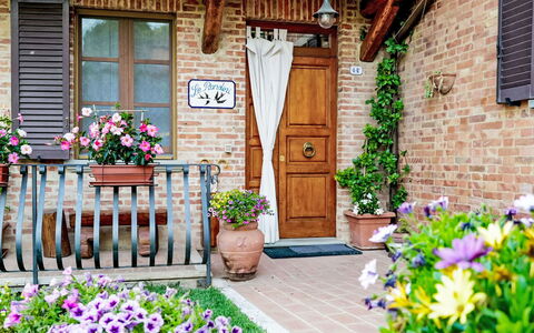Le Rondini: Blume, Blumentopf, Tür, Strauch, Zimmerpflanze, Haus, Backstein, Zuhause, Garten