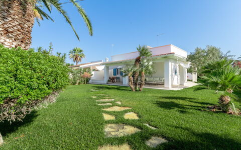 Villa Azzurra Monticelli: Strauch, Wohngebiet, Garten, Estate, Landscaping, Schatten, Hazienda, Rasen, Resort