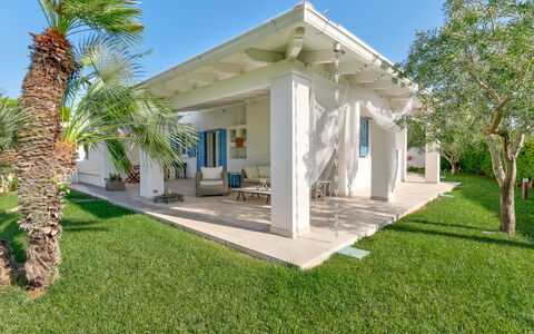 Villa Azzurra Monticelli: Zuhause, Schatten, Estate, Säule, Resort, Veranda, Outdoor Struktur, Villa, Garten, Landscaping