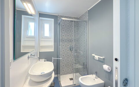 Villa Azzurra Monticelli: Badezimmer, Armatur, Wand, Interior Design, Flooring, Fussboden, Sinken, Installation, Zapfhahn, Toilette