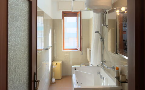 Casa Francy - Arma Di Taggia: Badezimmer, Armatur, Interior Design, Flooring, Wand, Fussboden, Zapfhahn, Sinken, Bad Sink, Installation