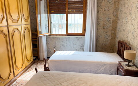 Casa Francy - Arma Di Taggia: Schlafzimmer, Holz, Bett, Fussboden, Bettdecke, Flooring, Interior Design, Bedding, Textil, Möbel
