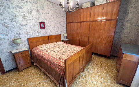 Casa Francy - Arma Di Taggia: Möbel, Flooring, Schlafzimmer, Holz, Fussboden, Bett, Interior Design, Cabinetry, Bettdecke, Schublade