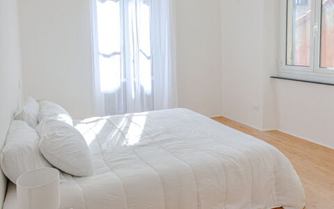 Newly Renovated Ocean View Flat: Fussboden, Holzboden, Flooring, Holz, Interior Design, Schlafzimmer, Möbel, Laminatboden, Zimmer, Bett